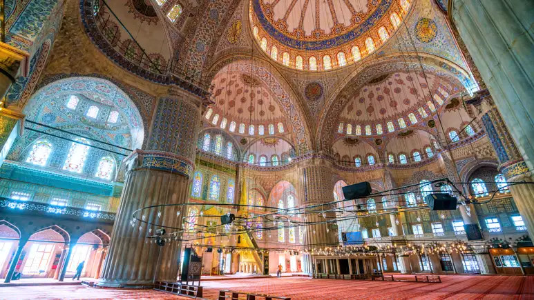 Respeta los códigos de vestimenta en los lugares de culto activos