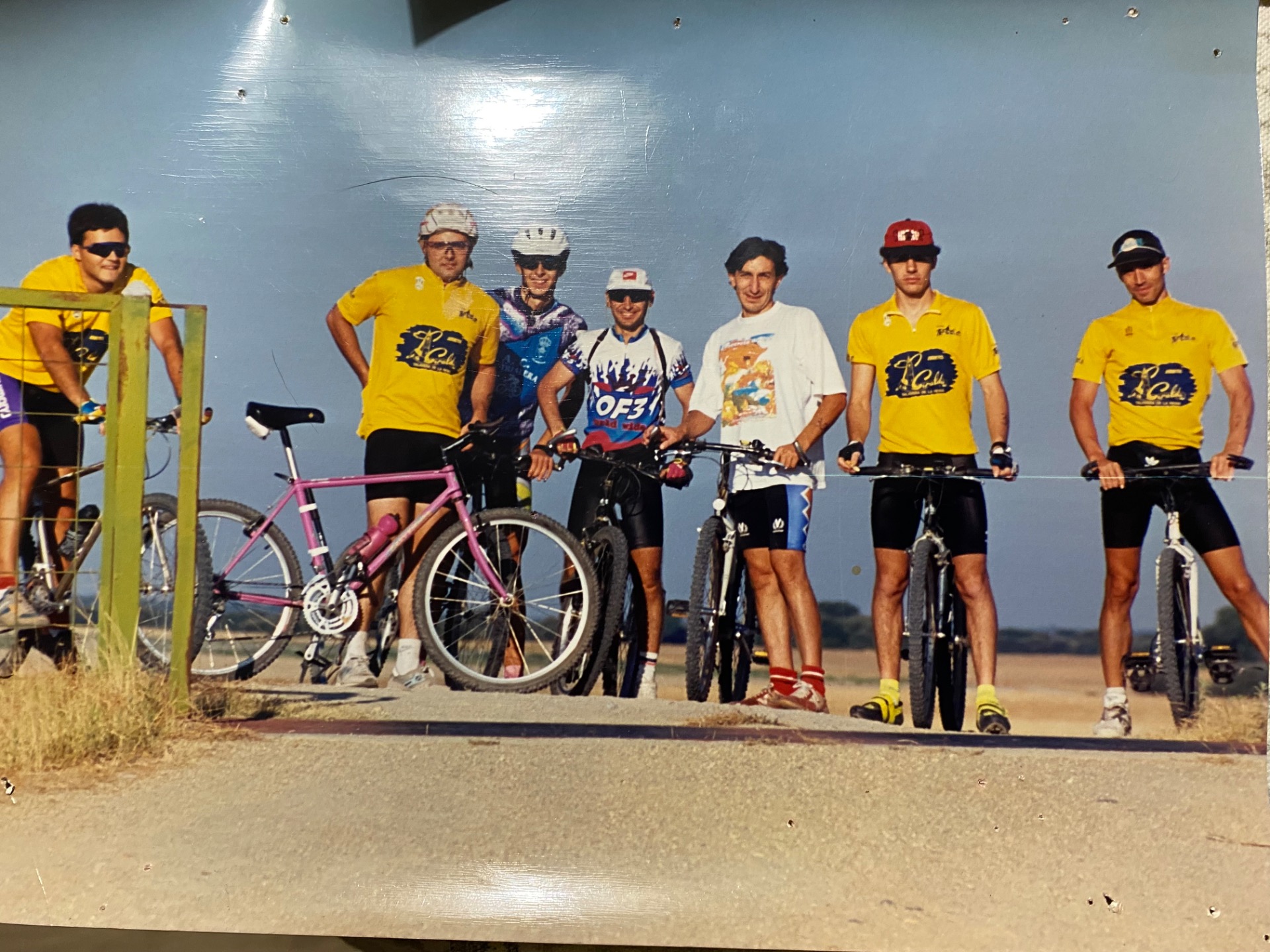 En la foto con Óscar, Samuel, Chema y otros compañeros durante una marcha a Chilla en 1997