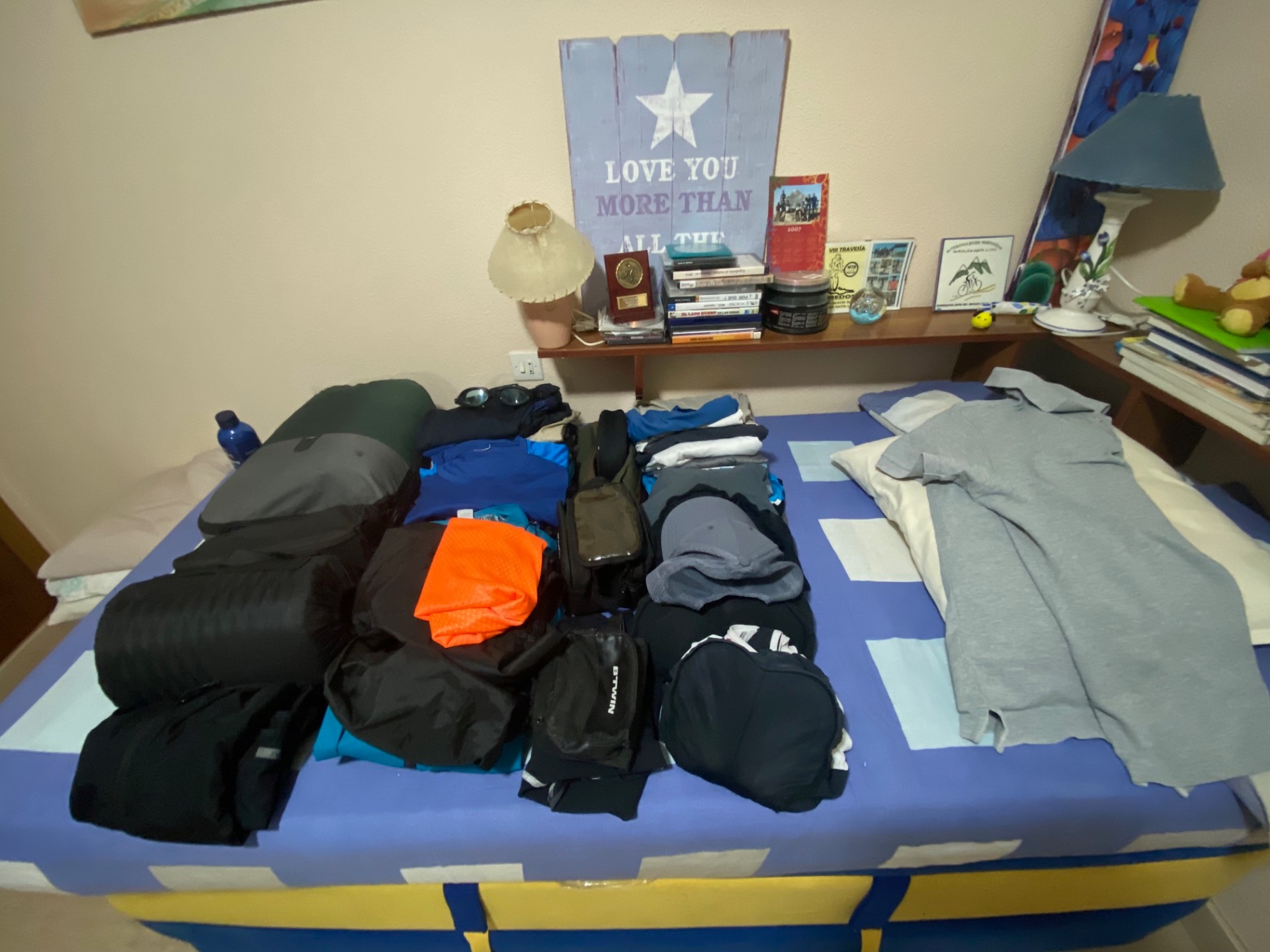 La alcoba de los secretos cargada de ropa para seleccionar